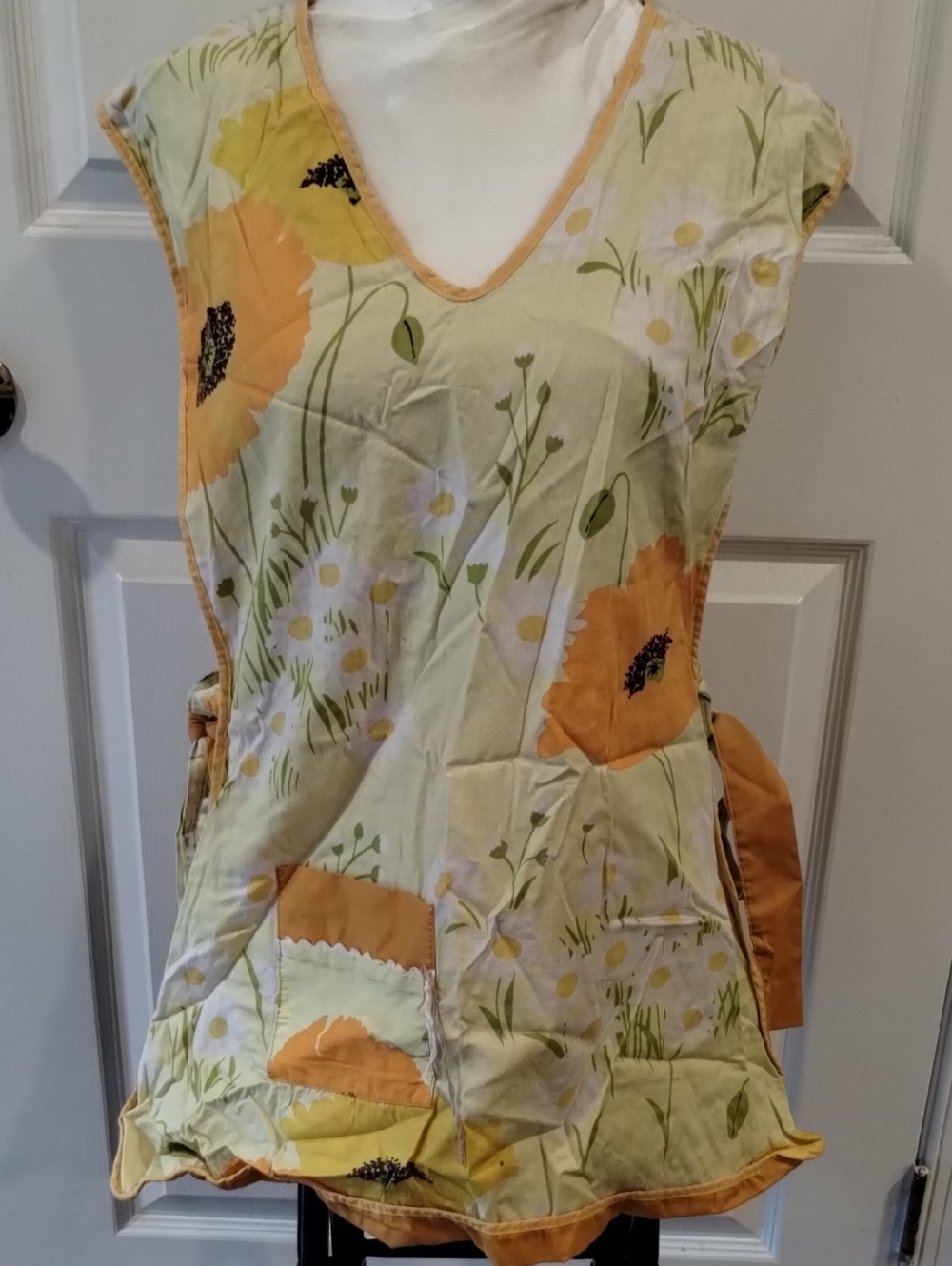 Vintage Floral V-Neck Split-Side Smock Apron.    (137)